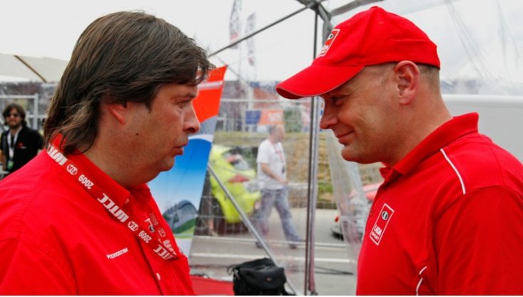 Справа — шеф команды Lada Sport Виктор Шаповалов, слева — ее спикер Дирк ван дер Шлюйс. Дирк,…