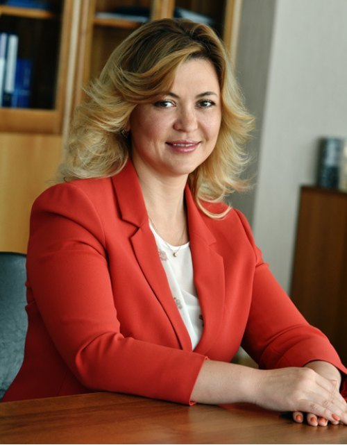 Елена Фролова окончила Российский открытый университет по специальности экономика и маркетинг.