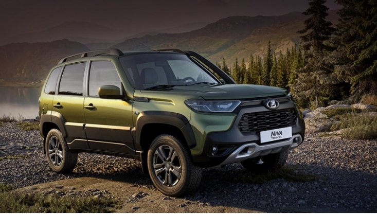 Топ-версию Luxe Off-road за 905 900 рублей (на фото) легко узнать по чёрному обвесу, шноркелю и…
