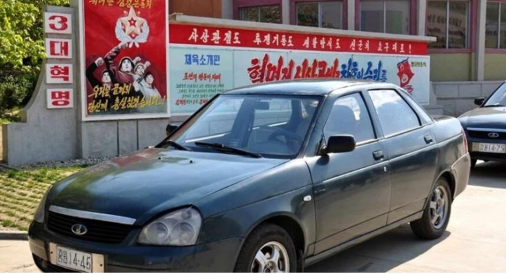 Чиновники в Северной Корее ездят на Lada Priora. Много фото