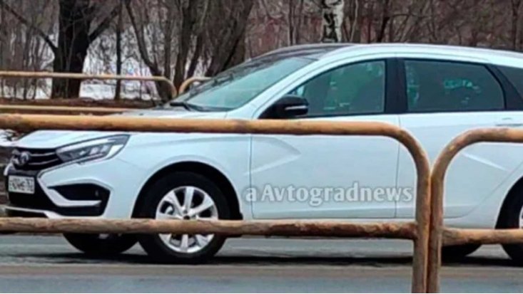 Новую Lada Vesta NG впервые заметили на дорогах без камуфляжа