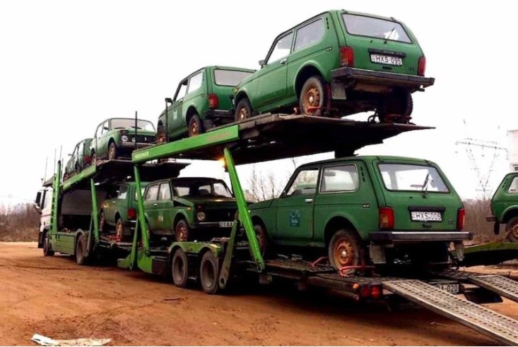Запечатленные Lada Niva с венгерскими номерными регистрационными знаками находятся на автовозе. Все…