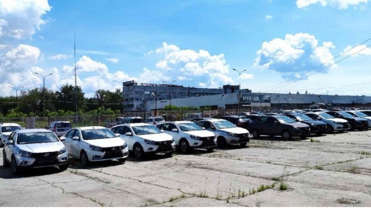 Стоянка дилера Lada, занимающегося корпоративными продажами. Фото: Avtograd News