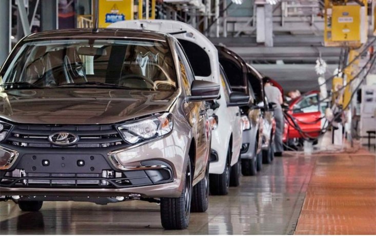 В Сети опубликовали фотографии скопившихся автомобилей Lada на площадках