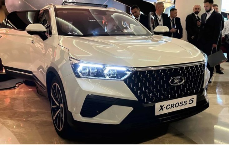 Новая Lada X-cross 5: чего ждать от кроссовера с переклеенными шильдиками