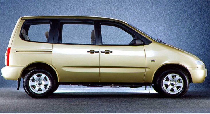 На продажу выставили редкий полноприводный минивэн Lada: он вмещает до 7 человек