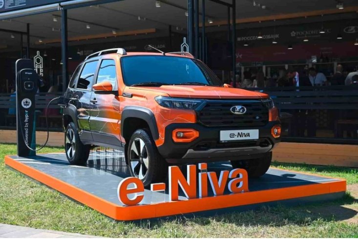 Заметка начинается с названия, гласящего следующее: «Lada e-Niva Travel (2024). Российский 4×4…