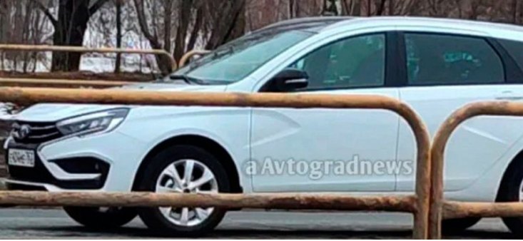 На дорогах Тольятти впервые запечатлели модернизированный универсал LADA Vesta без камуфляжа