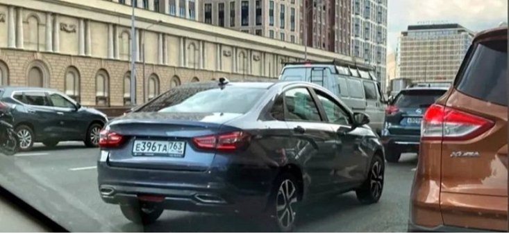 Новый седан LADA Vesta впервые сфотографировали в Москве в июле 2022 года
