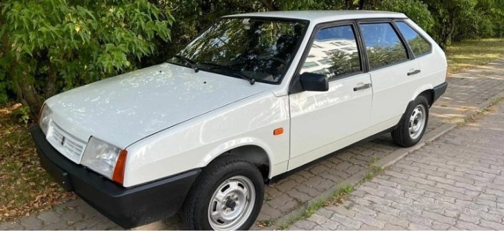 Ранний ВАЗ-2109 с длинным крылом продается дороже современной LADA Vesta без пробега