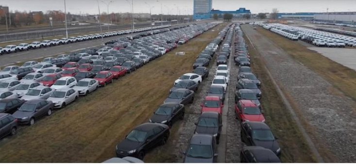 Всю территорию АВТОВАЗа заполнили почти 10 тыс. некомплектных автомашин LADA Granta