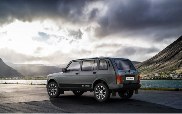 На официальном сайте LADA внедорожная модель представлена в двух упрощенных комплектациях: Classic…