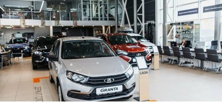 Дилеры Lada рассказали, какие авто можно купить и за сколько в августе 2023 года