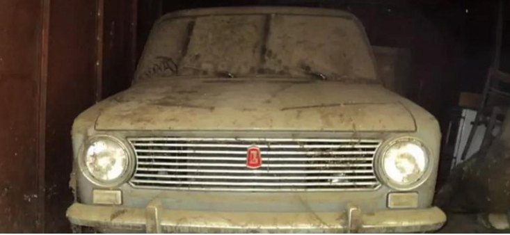 Под Киевом обнаружили новый ВАЗ-2102, забытый в гараже на 50 лет