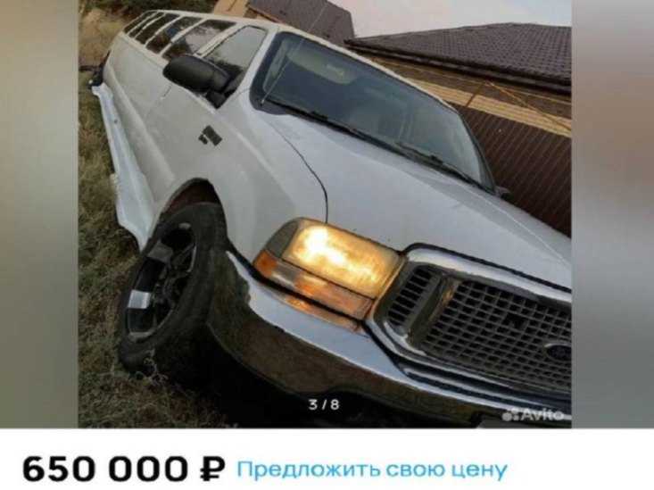 В салоне этого лимузина, ранее завезенного из Америки, могут ездить 16 пассажиров. Иномарка ездила…
