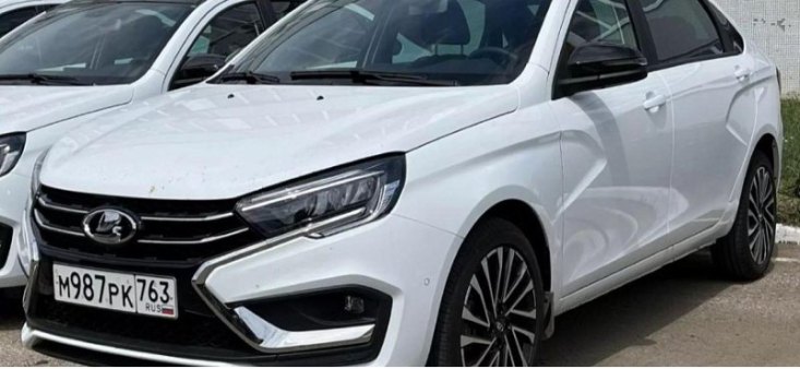 «АвтоВАЗ» приступил к сборке белых лимузинов Lada Aura: «живые» фото