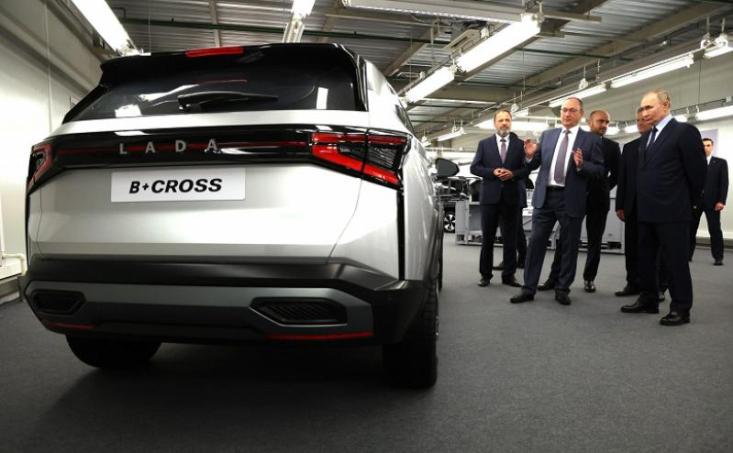 По данным блогера KhaDm, LADA B-Plus Cross станет первой «Ладой» с панорамной крышей. Это будет…