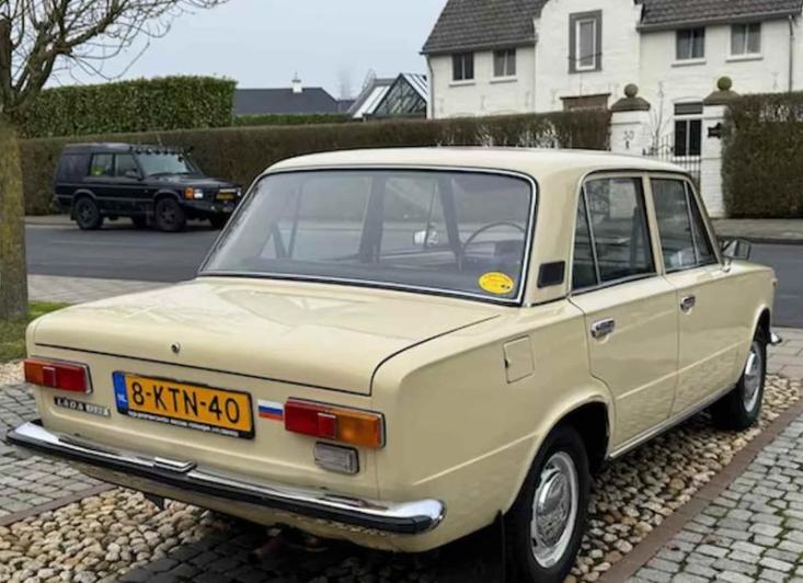 В Нидерландах продают Lada 1200 с российским триколором на багажнике