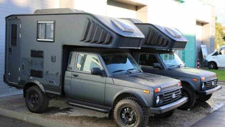 Жилой модуль идеально интегрирован в шасси-кабину Lada Niva, которая в дополнение ко всему обута в…