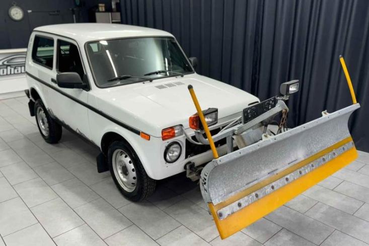 Внедорожник Lada Niva, переделанный в снегоуборщик, продают в Германии за 1,3 млн рублей