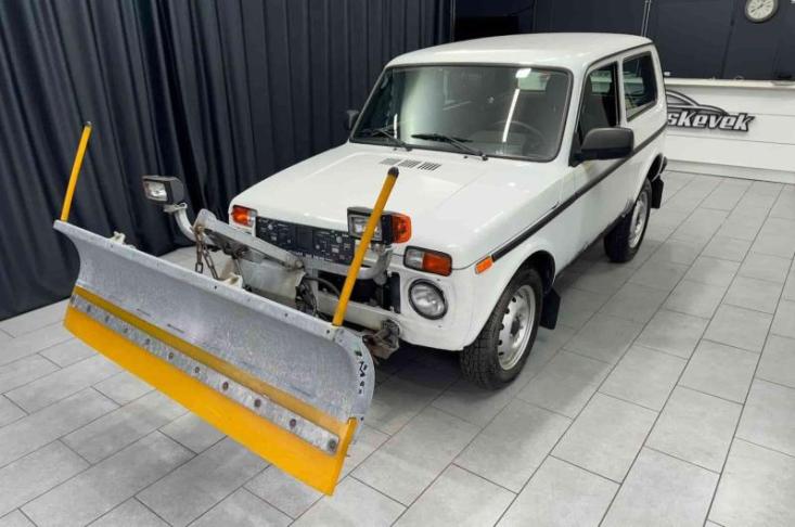Lada Niva, переделанная в снегоуборочную машину