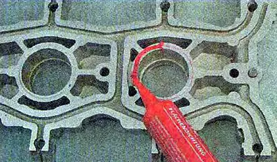 3. Нанесите танак слој заптивача Loctite-574 на доњу површину кућишта лежаја око рупа за свећице, а…