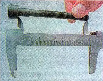 5. Штангенциркулем или слесарной линейкой измеряем длину болтов. Болты длиной более 100 мм заменяем.