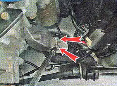 4. С помощта на ключ TORX E14 с удължение развийте двата болта, закрепващи опората към скобата.