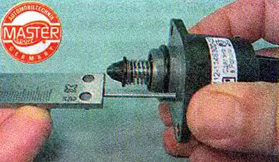 1. Штангенциркулем с глубиномером измеряем выступание иглы нового клапана.