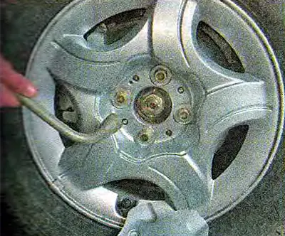 5. Folosind o cheie fixă de 17 mm, slăbiți strângerea tuturor șuruburilor de montare a roților cu…