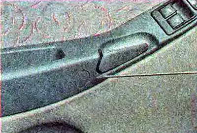 4. Користећи шило (или одвијач са прорезом и уском танком оштрицом), извуците утикач и извадите га.