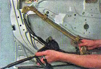 9. Извлекаем стеклоподъемник из двери.