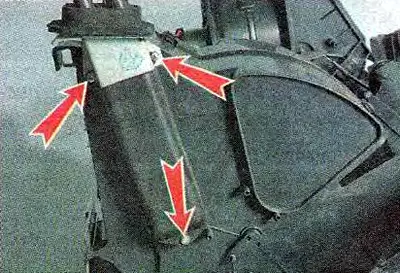 3. Користећи крстасти одвијач, одврните три завртња.