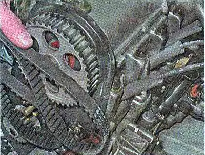 10. Вращая натяжной ролик, проверяем его состояние. Ролик, имеющий люфт и издающий сильный шум при…