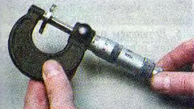 10. По маркировке на шайбе определяем ее толщину. Если надпись стерлась, микрометром измеряем…