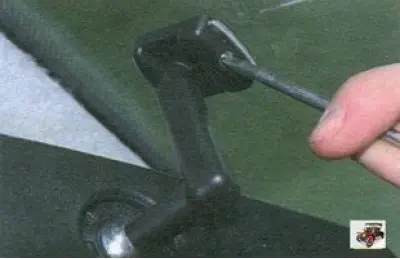 Pentru a demonta, înlocui și instala oglinda retrovizoare interioară a vehiculului, veți avea…