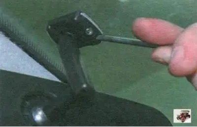 1. Slăbiți pe jumătate șurubul de fixare a suportului oglinzii retrovizoare interioare...