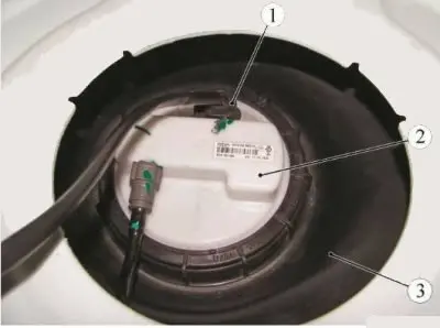 Slika 2-1 - Odspajanje konektora stražnjeg kabelskog svežnja od modula električne pumpe za gorivo:…