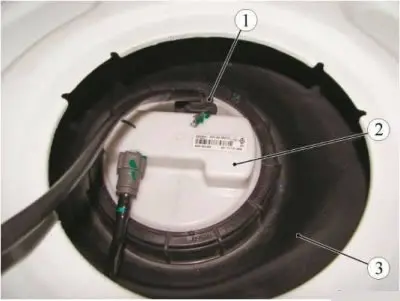 Slika 11-12 - Odspajanje stražnjeg konektora kabelskog svežnja od modula električne pumpe za…