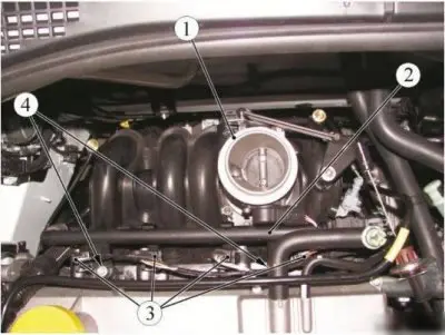 Slika 11-16 - Uklanjanje razvodnika goriva motora K7M: 1 - cijev leptira za gas; 2 - razvodnik…