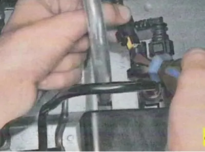Odspojite konektor 4 elektromagnetskog ventila od adsorbera.