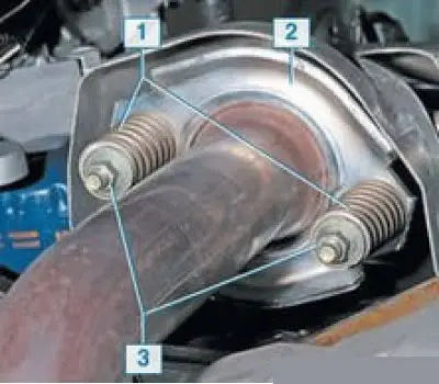 Соединение приемной трубы с выпускным коллектором двигателя 1,6 (8V): 1 – пружина; 2 – прижимная…