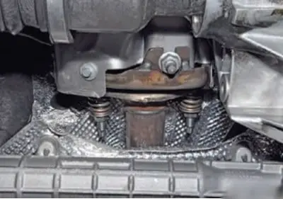 Соединение приемной трубы с выпускным коллектором двигателя 1,6 (16V)