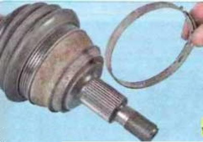 1. Отсоедините отверткой или перекусите замок большого хомута наружного пыльника...