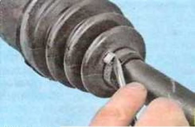 При сборке замените стопорное кольцо новым. Как правило, кольцо входит в комплект нового шарнира.