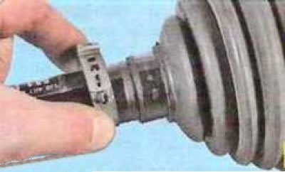 7. Отсоедините отверткой или перекусите замок малого хомута наружного пыльника...