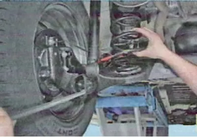 Objesimo stražnji dio automobila (s obje strane) i pričvrstite ga na pouzdane (tvorničke) stalke.