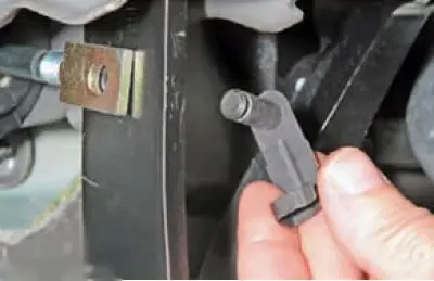 up and remove the pin (axis) from the holes of the vacuum booster pusher and brake pedal.