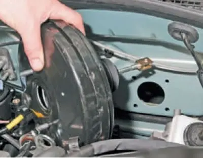 Figure 4-2 - Removing the brake booster: 1 - pedal assembly bracket; 2 - vacuum booster mounting…