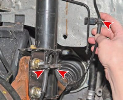 Извлечь жгут проводов датчика скорости из пазов кронштейна 5 стойки передней подвески и из…